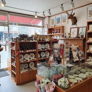 기념품, 관광 민예품 및 장식용품 소매업